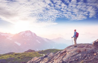 Kanada dağlarında yürüyüş yapan adam. Yürüyüş, Kuzey Amerika 'da popüler bir eğlence aktivitesidir. Bir sürü pitoresk yol var..