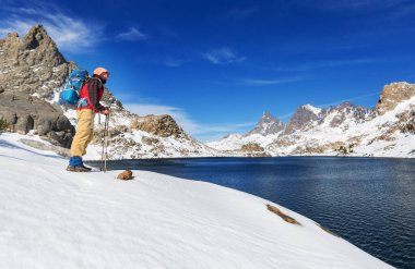 Sierra Nevada dağlarında yürüyen yürüyüş ekipmanlı bir adam, Kaliforniya, ABD