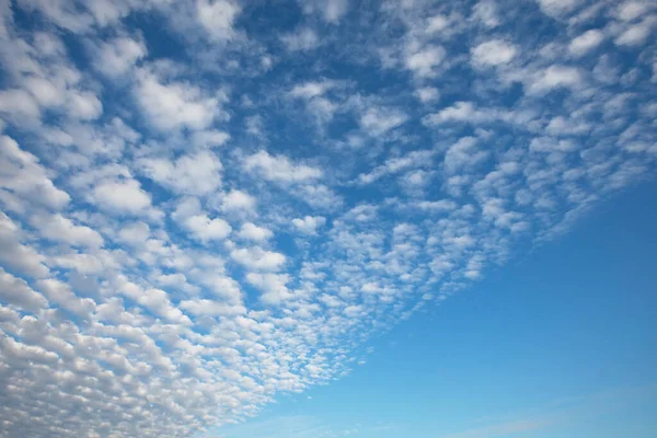 Güneşli Arka Plan Beyaz Bulutlu Mavi Gökyüzü Doğal Arkaplan — Stok fotoğraf