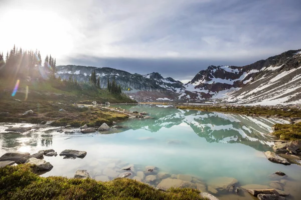 Klidné Jezero Horách Letní Sezóně Krásné Přírodní Krajiny — Stock fotografie