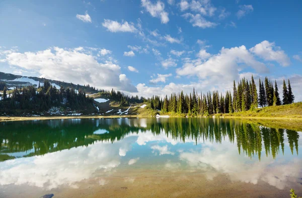 Klidné Jezero Horách Letní Sezóně Krásné Přírodní Krajiny — Stock fotografie