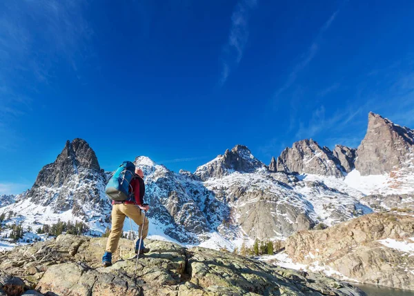 Człowiek Sprzętem Turystycznym Spacerujący Górach Sierra Nevada Kalifornia Usa — Zdjęcie stockowe