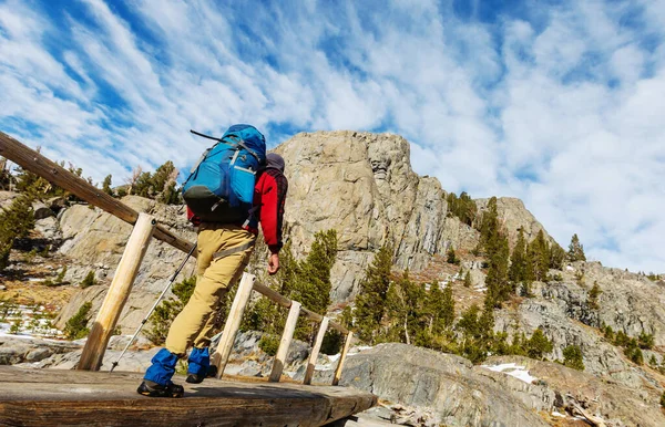 在美国加利福尼亚州内华达山脉行走的带着远足装备的人 — 图库照片
