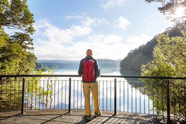 Homme Repose Aise Près Lac Calme Vacances Détente — Photo