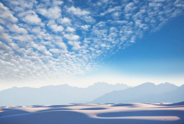 White Sands Ulusal Anıtı 'ndaki sıra dışı Beyaz Kum Tepeleri, New Mexico, ABD