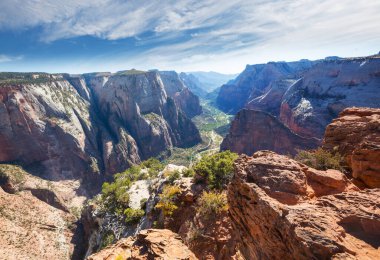 Zion Ulusal Parkı. Güzel, sönük doğal manzaralar. Gün batımında Zion Park 'ta zirve..