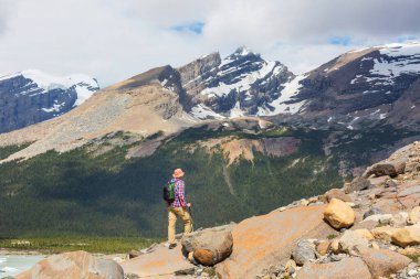 Kanada dağlarında yürüyüş yapan adam. Yürüyüş, Kuzey Amerika 'da popüler bir eğlence aktivitesidir. Bir sürü pitoresk yol var..