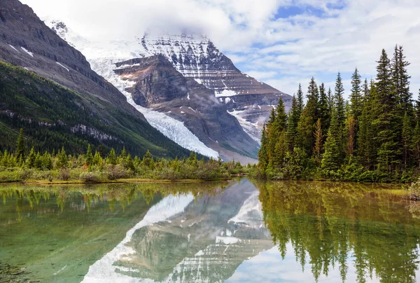 Όμορφη Λίμνη Berg Και Όρος Robson Κατά Θερινή Περίοδο Καναδάς — Φωτογραφία Αρχείου