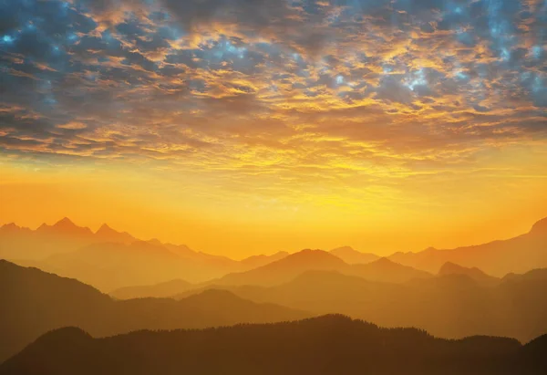 Dağlarda Manzaralı Günbatımı Sonbahar Mevsimi — Stok fotoğraf
