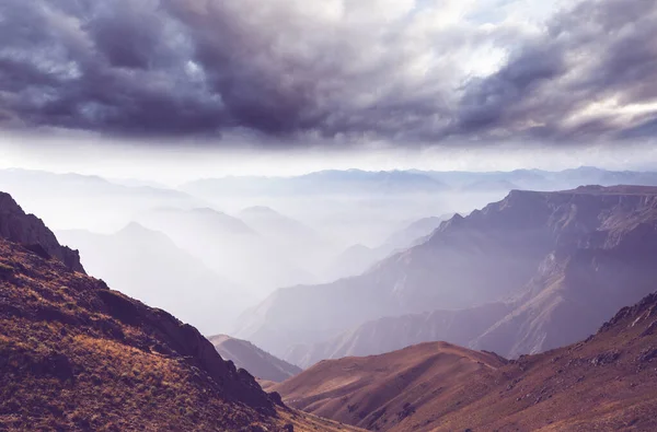 日出时山的轮廓 美丽的自然背景 — 图库照片