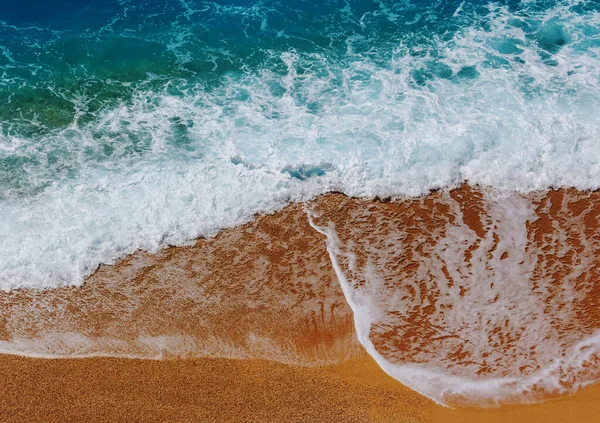 Onda Blu Sulla Spiaggia Sfocatura Sfondo Macchie Luce Solare Drammatico — Foto Stock