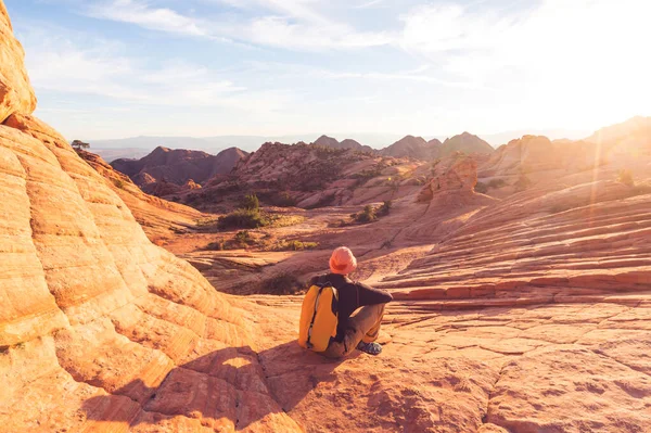 Vandra Utah Bergen Vandring Ovanliga Naturlandskap Fantastiska Former Sandsten Formationer — Stockfoto