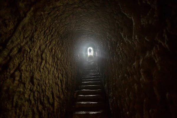 Hombre Saliendo Túnel Oscuro Hacia Luz —  Fotos de Stock