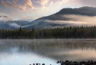 Oregon, ABD 'de sabah dağlarında sakin ve güzel bir göl..