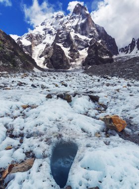 Ünlü Ushba zirvesi, Kafkasya Dağları. Svaneti