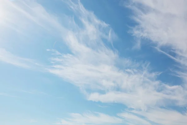 Sonnigen Hintergrund Blauen Himmel Mit Weißen Wolken Natürlichen Hintergrund — Stockfoto