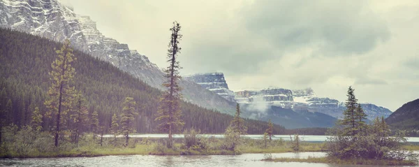 Serene Scene Mountain Lake Canada Reflection Rocks Calm Water — Stock Photo, Image