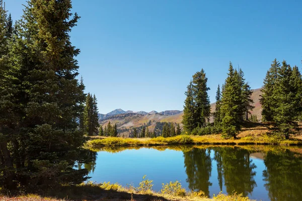 Lugn Sjö Fjällen Sommarsäsongen Vackra Naturlandskap — Stockfoto