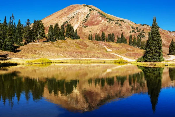 Klidné Jezero Horách Letní Sezóně Krásné Přírodní Krajiny — Stock fotografie