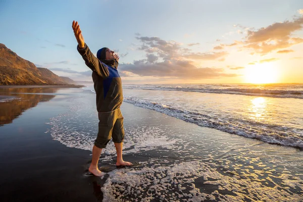 Hombre Feliz Amanecer Playa Concepto Viaje Emoción —  Fotos de Stock