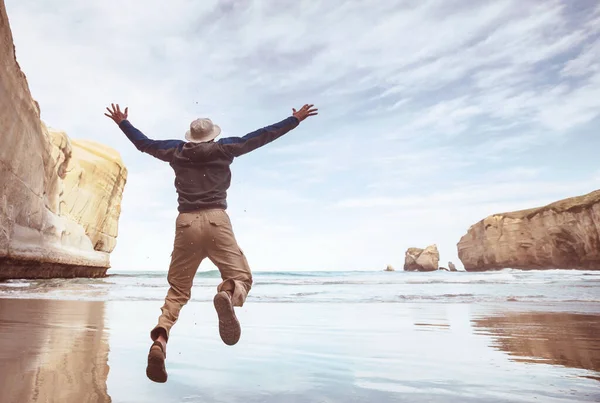 Jumping Man Solnedgången Stranden — Stockfoto