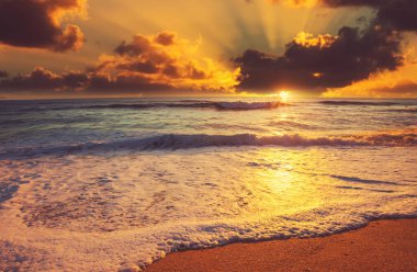 Deniz kıyısında manzara renkli gün batımı. Duvar kağıdı ya da arkaplan resmi için iyi. Güzel doğa manzaraları