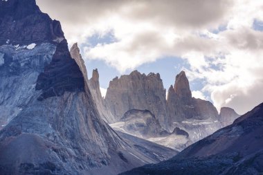 Şili 'deki Torres del Paine Ulusal Parkı' ndaki güzel dağ manzaraları. Dünyaca ünlü yürüyüş bölgesi.