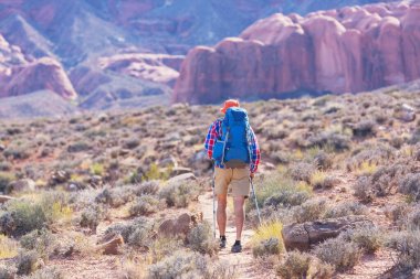 Utah dağlarında yürüyüş. Alışılmadık doğal manzaralarda yürüyüş. Fantastik kumtaşı oluşumları.