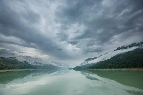 Lugn Scen Vid Fjällsjön Kanada Med Spegling Klipporna Lugnt Vatten — Stockfoto