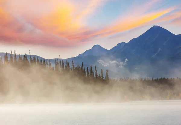 Escena Serena Junto Lago Montaña Canadá Con Reflejo Las Rocas —  Fotos de Stock