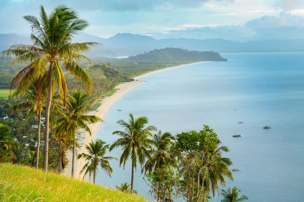 美丽的热带大自然 菲律宾巴拉望美丽的海湾和高山岛屿风景迷人 — 图库照片