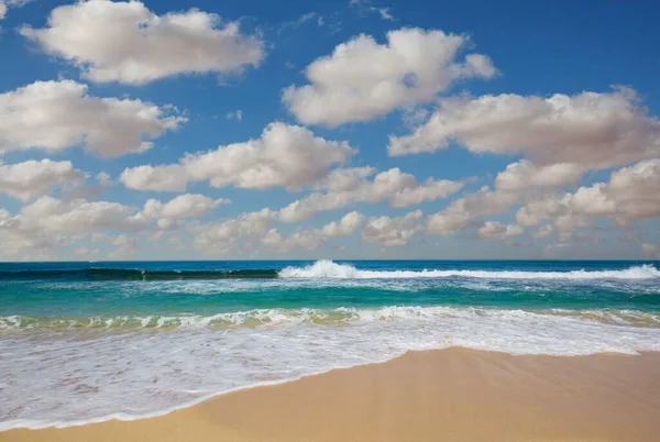 Blå Våg Stranden Suddig Bakgrund Och Solljus Fläckar Dramatisk Naturlig — Stockfoto