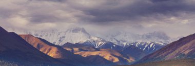 Yazın Alaska 'nın Picturesque Dağları. Karla kaplı kütleler, buzullar ve kayalık tepeler.