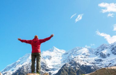 Yeni Zelanda, Güney Adası, Cook Dağı yakınlarındaki güzel dağlarda yürüyüşçü.