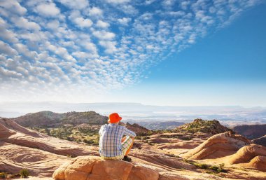 Utah dağlarında yürüyüş. Alışılmadık doğal manzaralarda yürüyüş. Fantastik kumtaşı oluşumları.