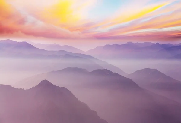 Bergen Silhouet Bij Zonsopgang Mooie Natuurlijke Achtergrond — Stockfoto