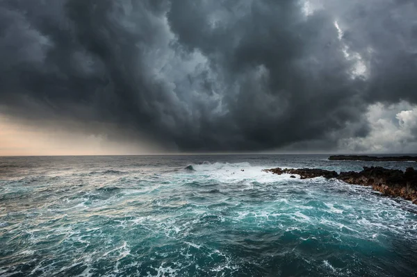Regen Über Dem Stürmischen Ozean — Stockfoto