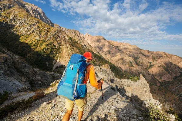 高い山の中でハイキングにバックパッカー — ストック写真