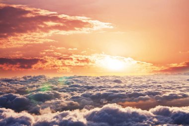 Dağlardaki bulutların üstünde güzel bir manzara