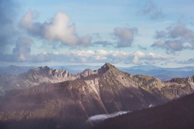 North Cascade Range, Washington / ABD 'de güzel bir dağ zirvesi.