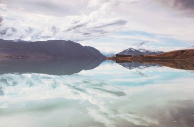 Yeni Zelanda 'daki inanılmaz doğal manzaralar. Gün batımında dağlar göl.