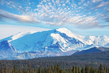 Dağ zirvesi üzerinde alışılmadık fırtına bulutları. Wrangell-St. Elias Ulusal Parkı ve Koruma Alanı, Alaska.