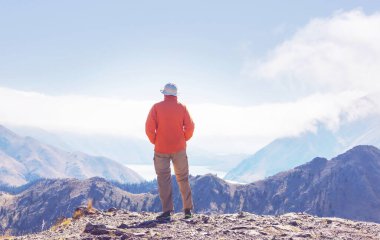 Cook Dağı Ulusal Parkı 'yla yürüyüş rotasında yürüyen bir adam. Güzel dağlık bir bölge. Trampet, yürüyüş, Yeni Zelanda 'da seyahat.