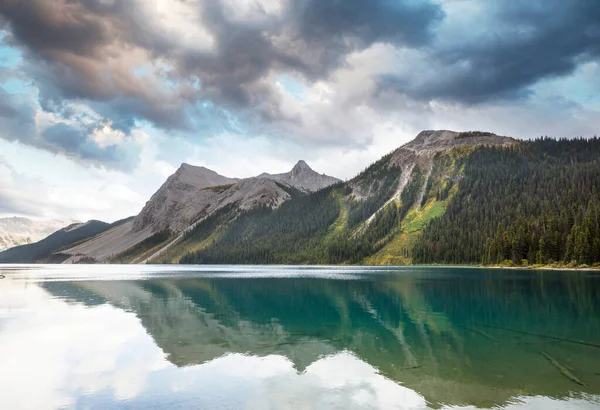 Kanada Daki Dağ Gölünün Sakin Sularındaki Kayaların Yansımasıyla Sakin Bir — Stok fotoğraf