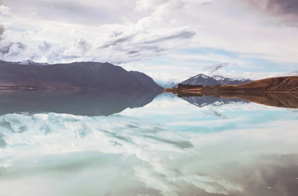 ニュージーランドの素晴らしい自然景観 日没時の山湖 — ストック写真