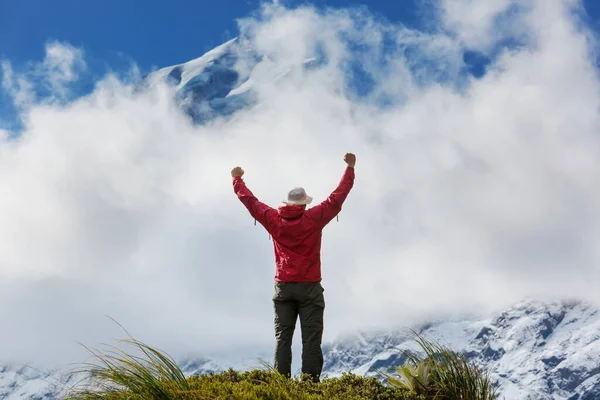 Hiker Beautiful Mountains Mount Cook New Zealand South Island — Stock Photo, Image