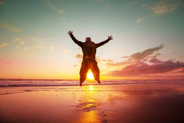 跳伞男子在日落海滩上 — 图库照片