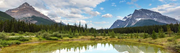 Cena Serena Junto Lago Montanha Canadá Com Reflexo Das Rochas — Fotografia de Stock