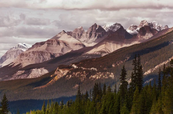 Picturesque Mountain View Canadian Rockies Summer Season — стокове фото