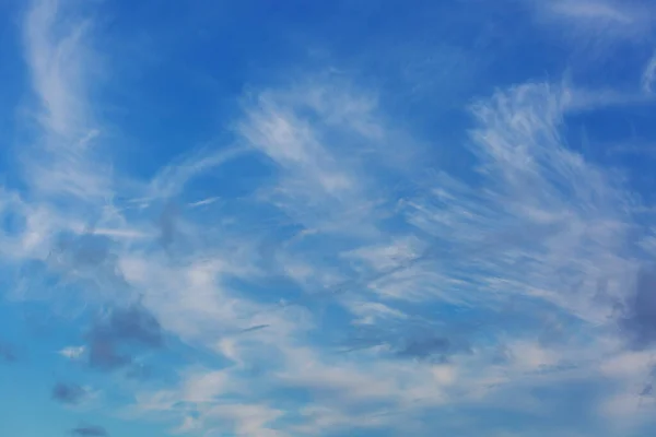 Fundo Ensolarado Céu Azul Com Nuvens Brancas Fundo Natural — Fotografia de Stock